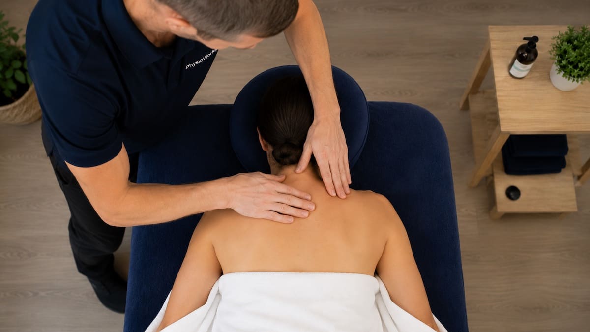neck-massage-brisbane-gentle-upper-neck-treatment Neck massage treating one side of the cervical muscles and upper trapezius