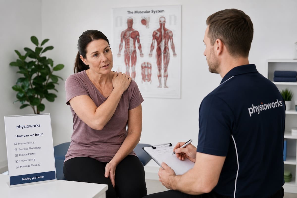 Patient discussing fibromyalgia symptoms and activity planning with a physiotherapist